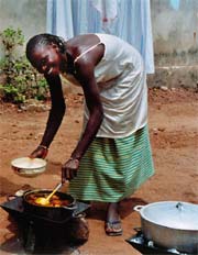 Frau beim Kochen